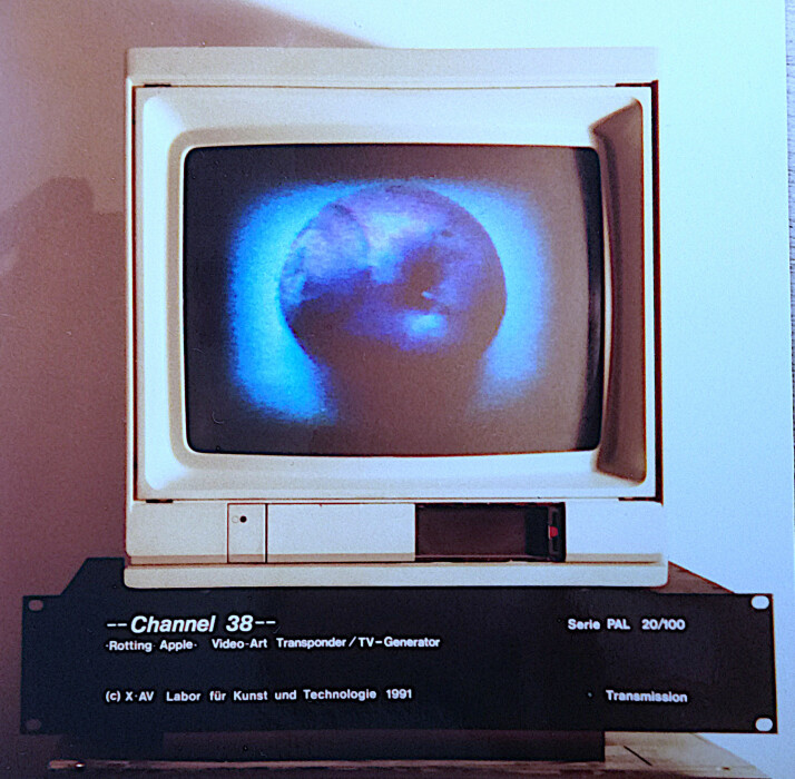 Scaled image 1992_rotting_apple_dead_dog_galalery.jpg 